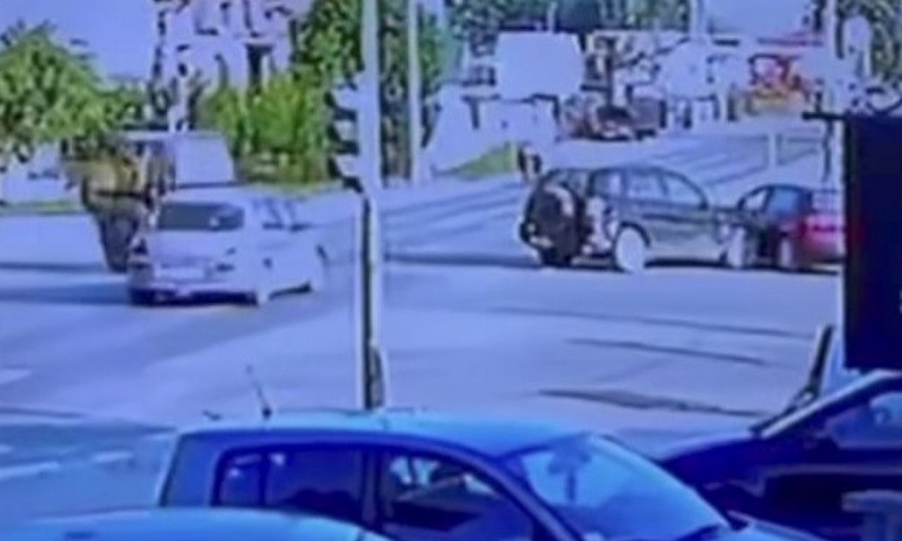 SUDARILI SE TRAKTOR I AUTOMOBIL Od siline udara se stvorio haos - pogledajte šta se desilo (VIDEO)