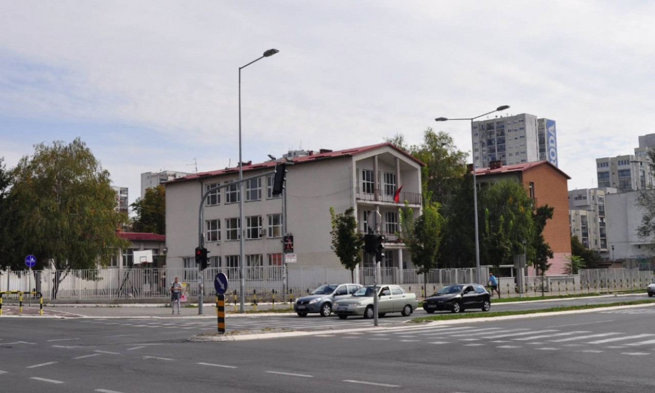 UČENIK SA NOŽEM I SPISKOM ZA ODSTREL DOŠAO U ŠKOLU Drama na Novom Beogradu!