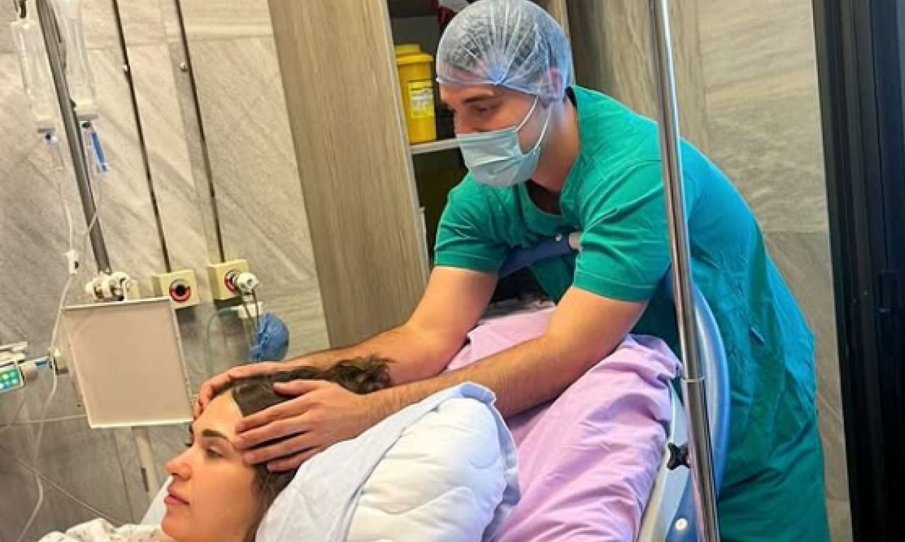 "KOD TAJKA SE UVEK SMIRI" Pevač dobio dete sa drugom ženom pa podelio sliku iz porodilišta! (FOTO)