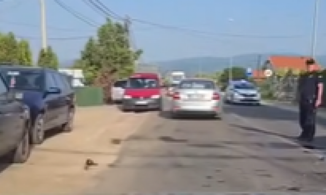 LANČANI SUDAR U ŽITORAĐI Delovi automobila svuda po putu - na licu mesta totalni haos! (VIDEO)