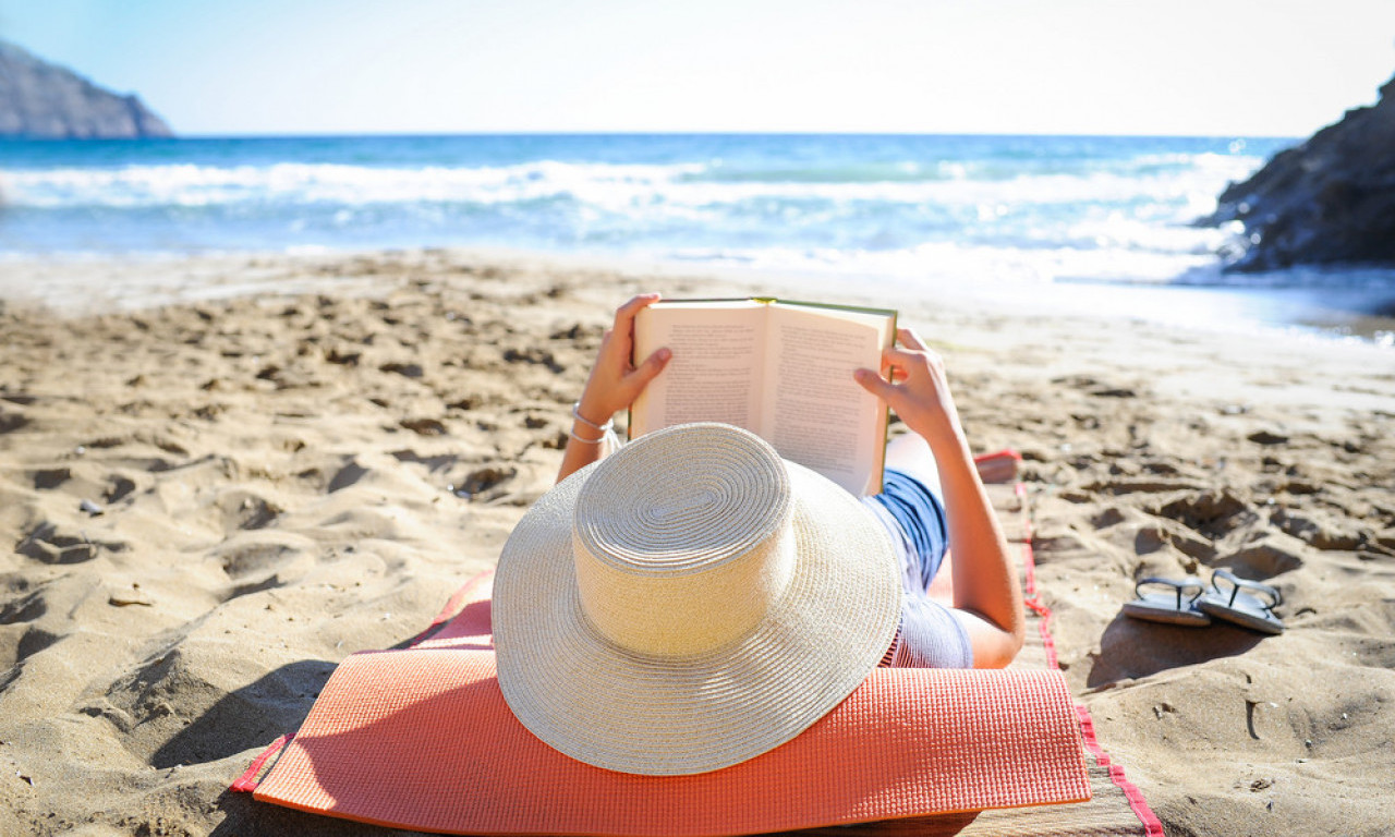 KOJE KNJIGE PONETI NA MORE? Lagana štiva za sunčanje, vino i dušu