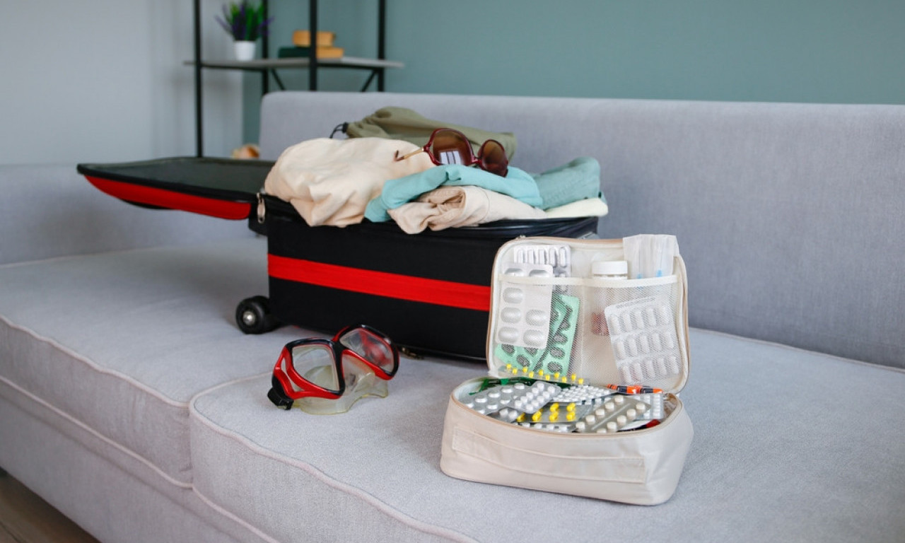 BOL U UHU, TEMPERATURA, DIJAREJA NA MORU? Evo kako da se snađete – a ovo su kapi za uši koje svi hvale