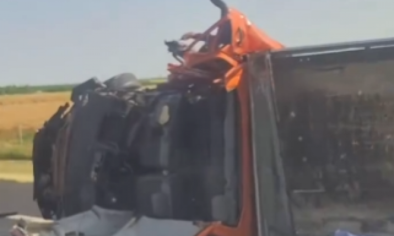 IZVLAČILI MOMKE IZ SMRSKANOG VOZILA Jeziva saobraćajka kod Novog Sada! (VIDEO)