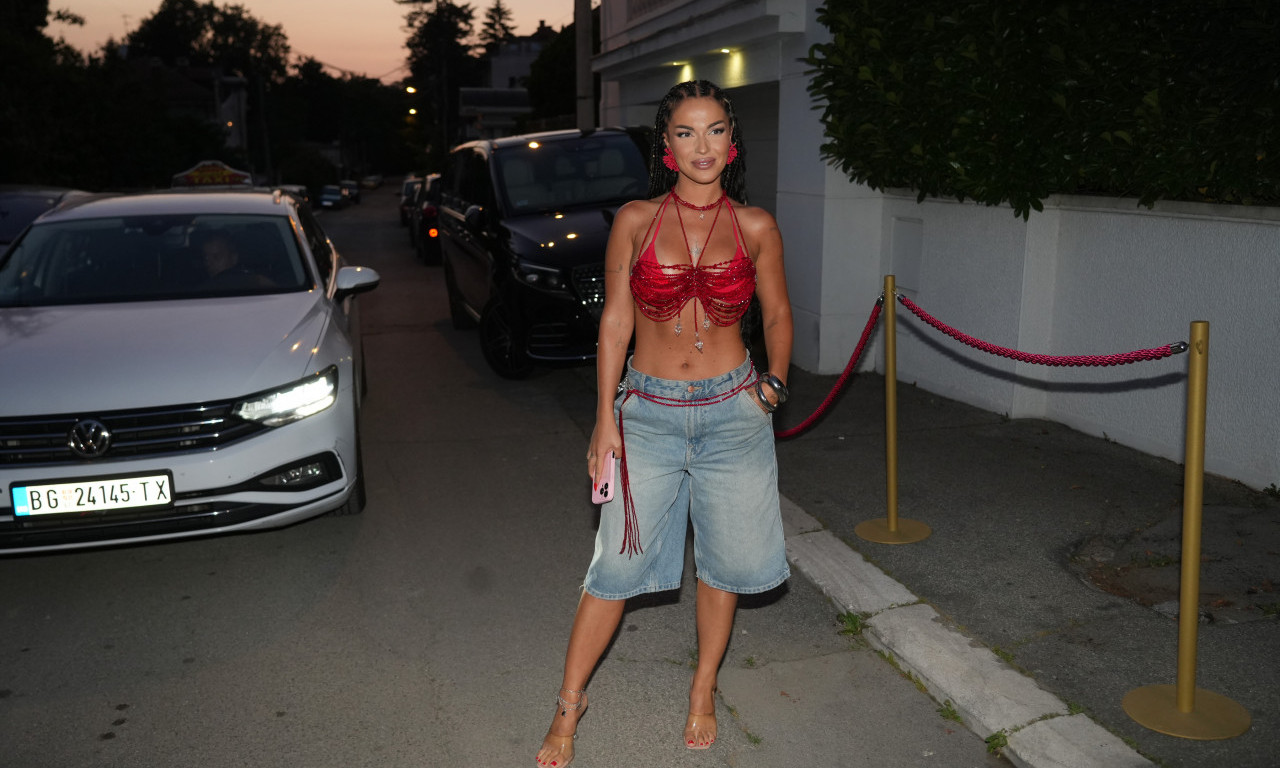 TEODORA DŽEHVEROVIĆ NAPRAVILA DAR MAR Go stomak, crveni top i teksas šorts u prvom planu – mreže gore (FOTO)