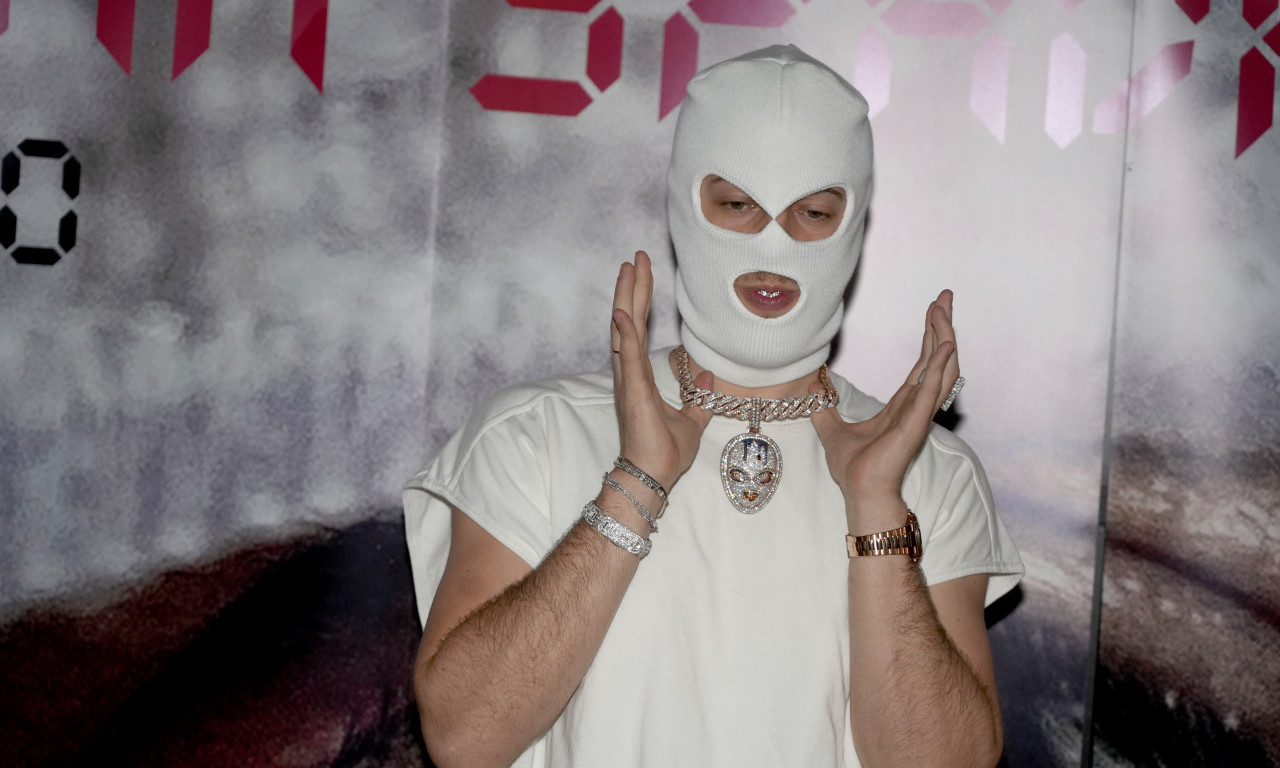 LUDILO NA USĆU Devojka se skinula gola na bini tokom nastupa Devita – reper u šoku, Čoda zanemeo!