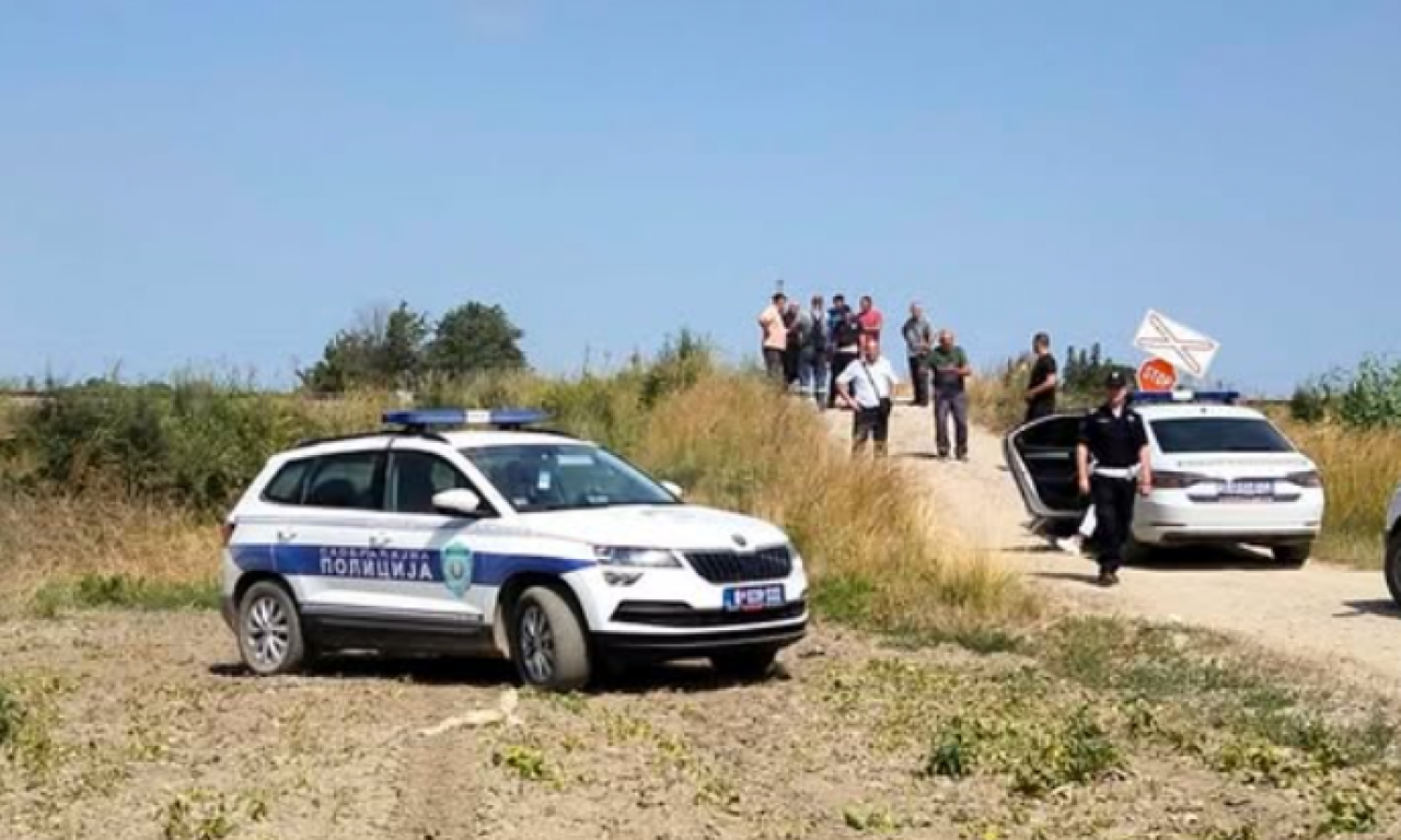 AUTOMOBIL POSLE UDARA VOZA PREPOLOVLJEN: Jezive fotografije iz Futoga, stradala jedna osoba!