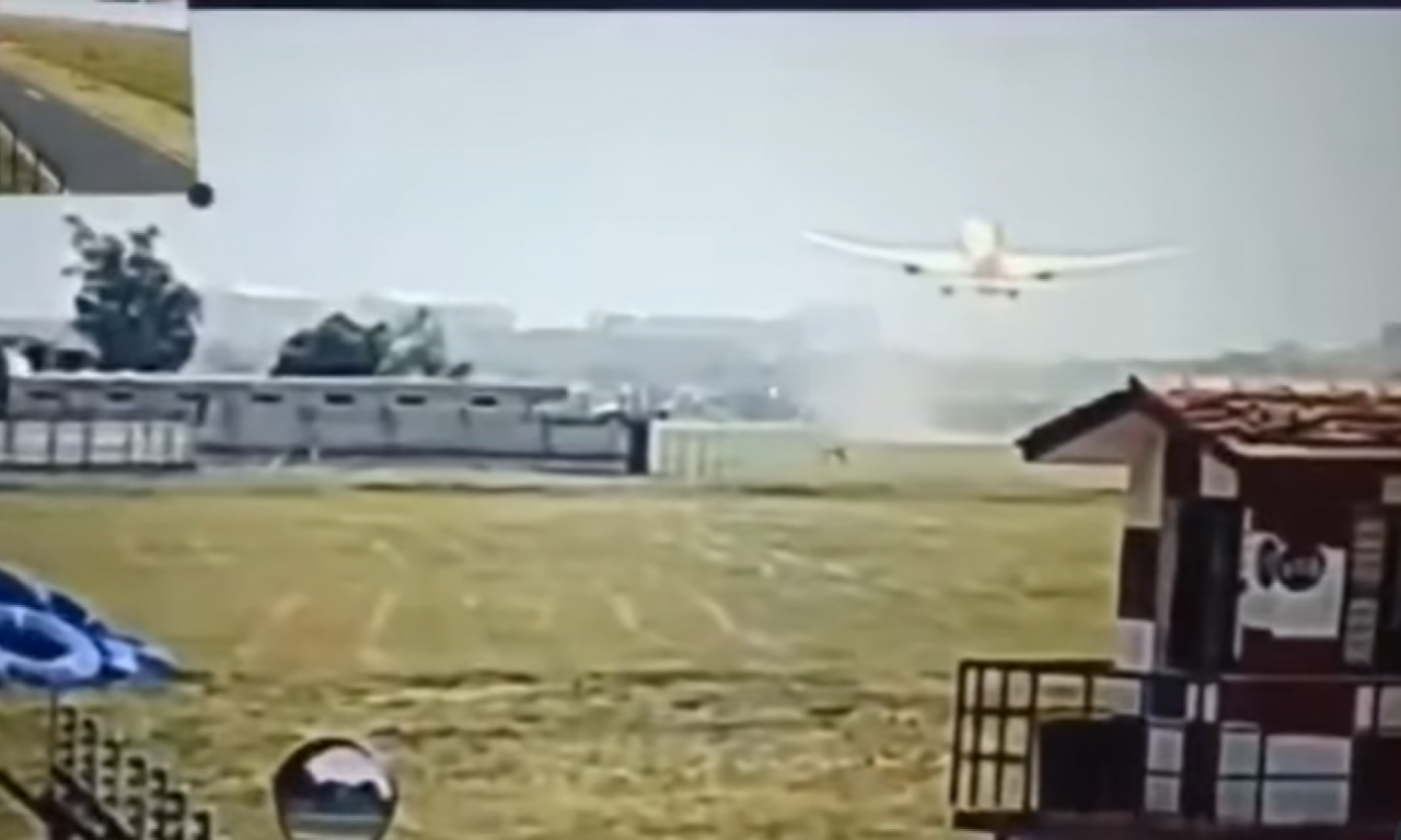 NOVI SNIMAK PADA AVIONA U INDIJI: Boing 787 nije imao šansu da se vine u vazduh, a onda eksplozija! (VIDEO)