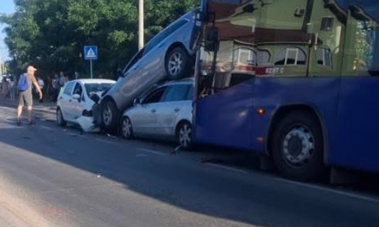 STRAŠNA NESREĆA NA SMEDEREVSKOM PUTU: Mladić vozio suprotnom trakom, pa se zakucao u automobile! (FOTO)