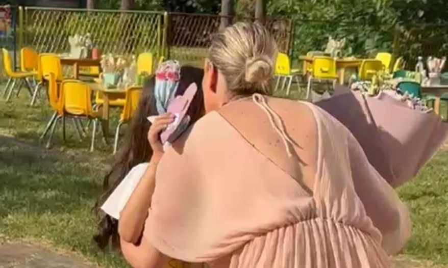 SUZE RADOSNICE I ZAGRLJAJI Pogledajte emotivne scene Slađe Allegro i ćerke Mile, evo šta ih je rasplakalo (FOTO)