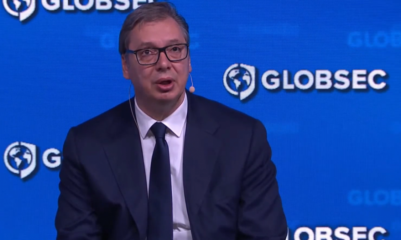 VUČIĆ IZ PRAGA POSLAO VAŽNU PORUKU CELOM SVETU: Morate čuti šta predsednik kaže na pitanje o Rusiji i Srbiji! (VIDEO)