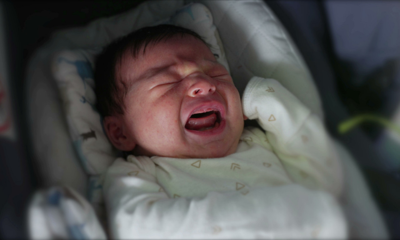 UŽAS U BEOGRADU Pronađena beba u zaključanim kolima, vatrogasci razvalili staklo!