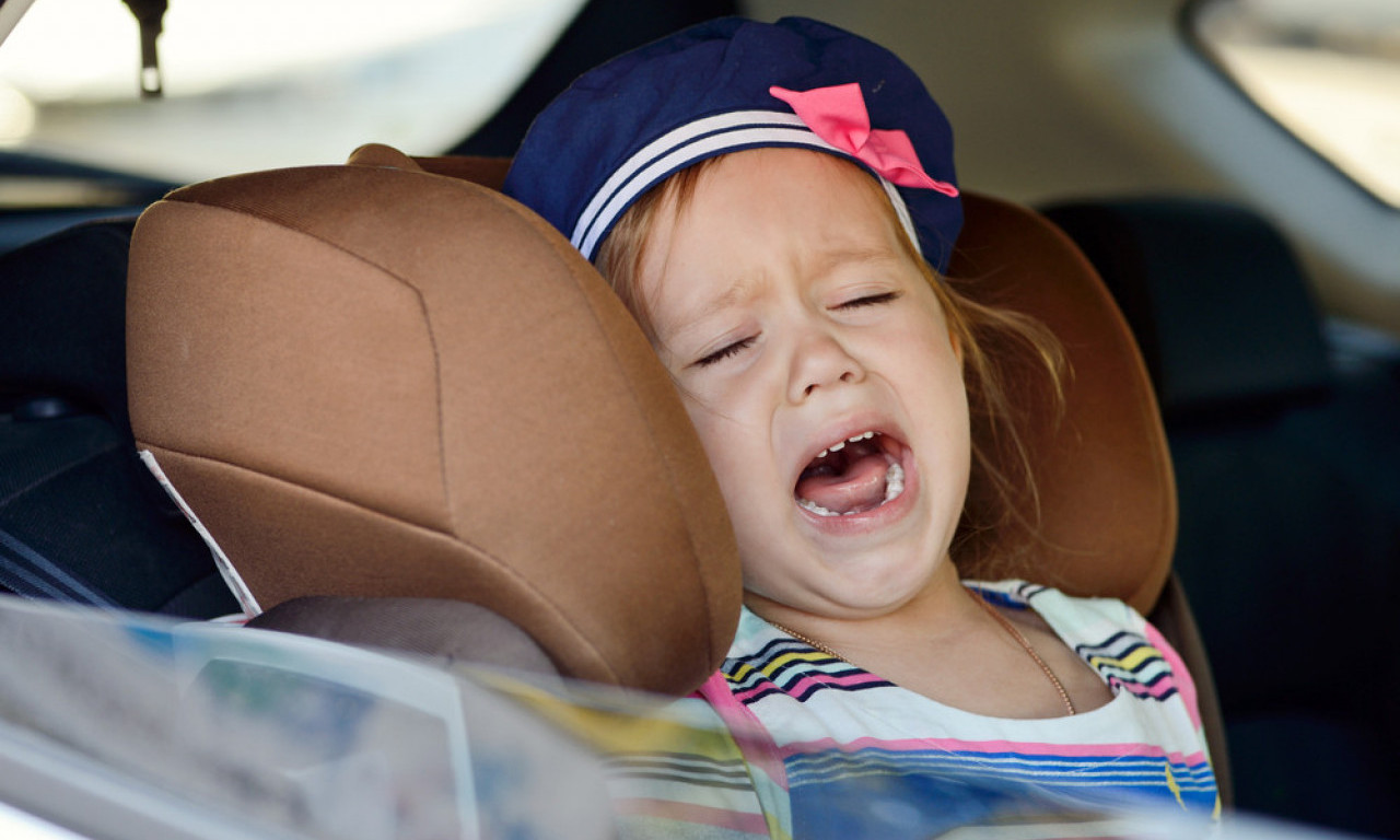 ŠTA AKO ZABORAVITE DECU U KOLIMA? Vrućina ne prašta – posledice mogu biti kobne!