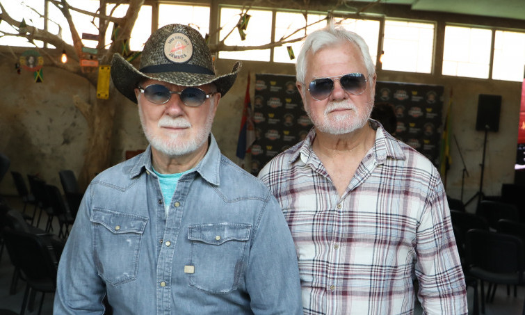 NAJBOLJI ROŠTILJ JE KOD ŽIKE I DRAGOG Braća Jelić promovisali hitove koje su snimali na Jamajci! (FOTO GALERIJA)