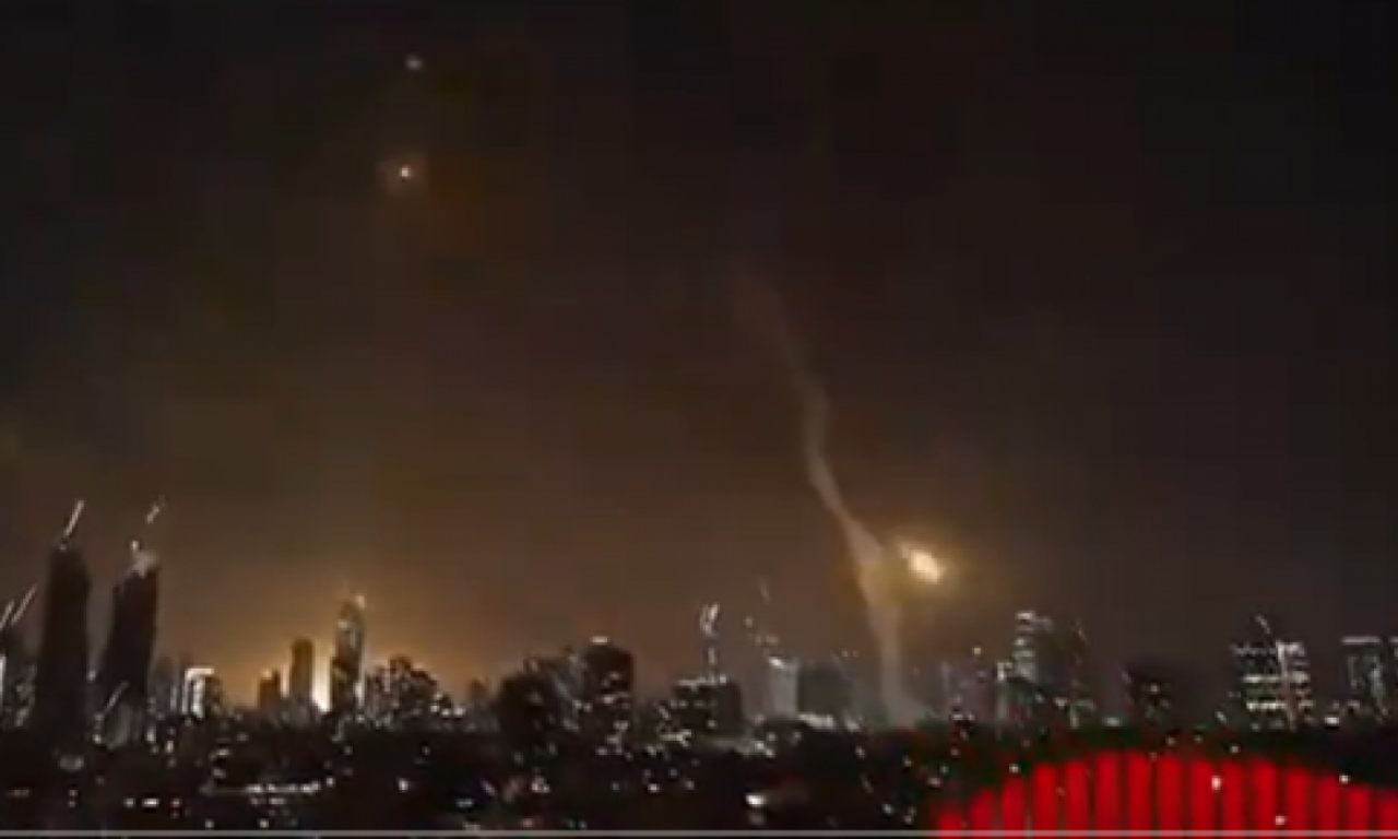 TRENUTAK KADA BALISTIČKE RAKETE PADAJU NA TEL AVIV: Žestoka odmazda Irana, projektili samo padaju! (VIDEO)