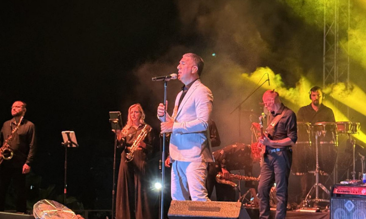 ŽELJKO JOKSIMOVIĆ KONCERT U KOTORU ZAPOČEO PESMOM "LJUBAVI" Jovana ga sluša iz prvog reda i snima (FOTO+VIDEO)