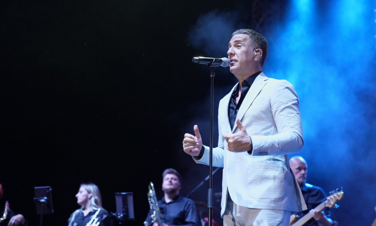 ŽELJKO JOKSIMOVIĆ KONCERT U KOTORU ZAPOČEO PESMOM "LJUBAVI" Jovana ga sluša iz prvog reda i snima (FOTO+VIDEO)