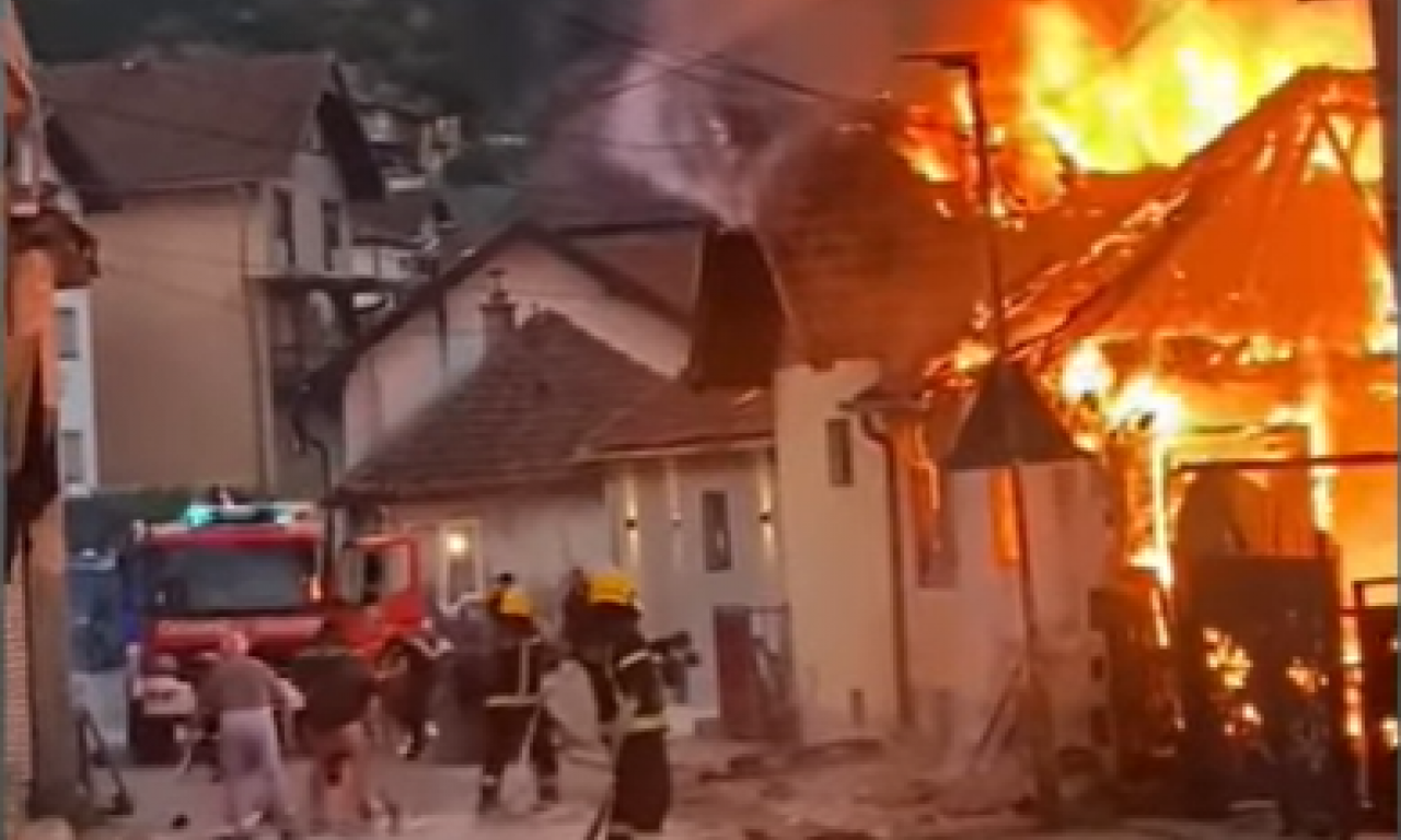 KUĆA U PRIBOJU IZGORELA DO TEMELJA: Vatra se proširila na drugi objekat, vatrogasci se bore sa stihijom! (VIDEO)