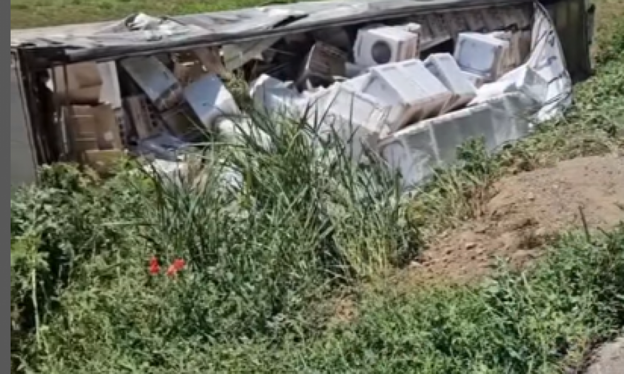 NEZGODA KOD LOZNICE: Prevrnuo se kamion pun veš mašina, vozilo završilo pored puta (FOTO)