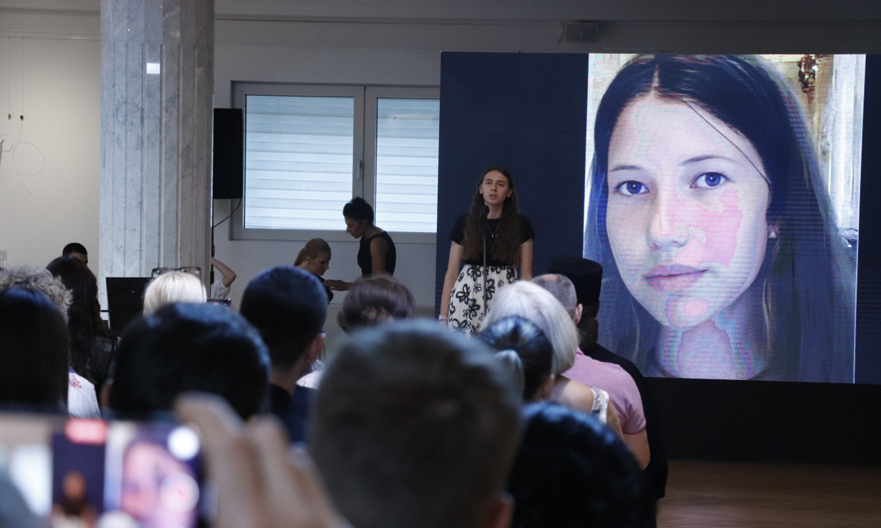 ANGELINA STRADALA U RIBNIKARU OBLAČI MATURANTE ŠIROM SRBIJE Sudar emocija! Njene haljine idu deci bez roditelja (VIDEO)