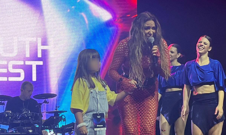 ANA NIKOLIĆ IZVELA ĆERKICU NA BINU I NAPRAVILA ŠOU Orio se Niš od hitova! Pogledajte uzavrelu atmosferu (FOTO+VIDEO)