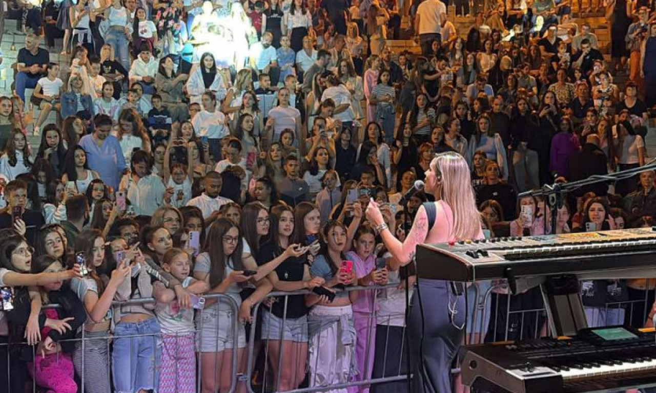 BRESKVICA NAPRAVILA LOM U CRNOJ GORI Prišla devojci iz publike i sve oduševila gestom (VIDEO)