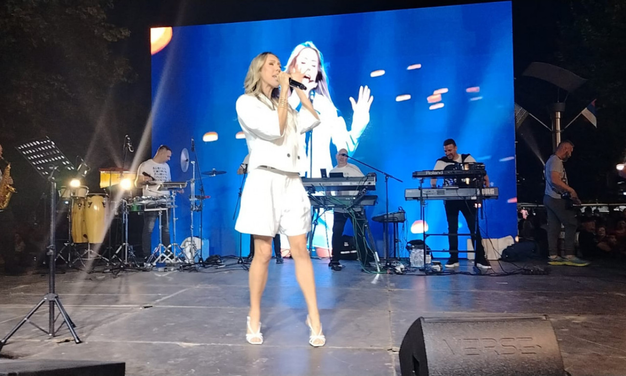 KAKAV POVRATAK NATAŠE KOJIĆ TAŠE! Izašla sa ocem na scenu i otpevali duet koji je snimio sa Cecom (FOTO+VIDEO)