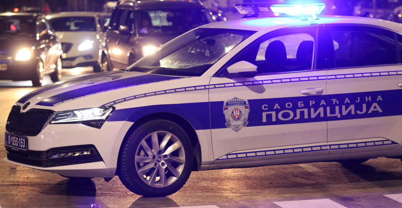 ŽESTOK SUDAR NA AUTO-PUTU KOD TOŠINOG BUNARA Vozaču pukla guma pa nastao haos (FOTO)