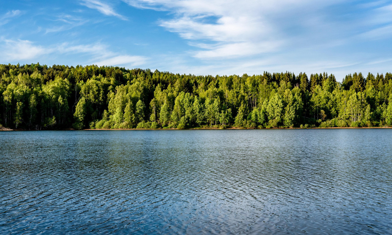 TRAGEDIJA U KRAGUJEVCU Ronioci pretražuju jezero u potrazi za telom muškarca (FOTO)