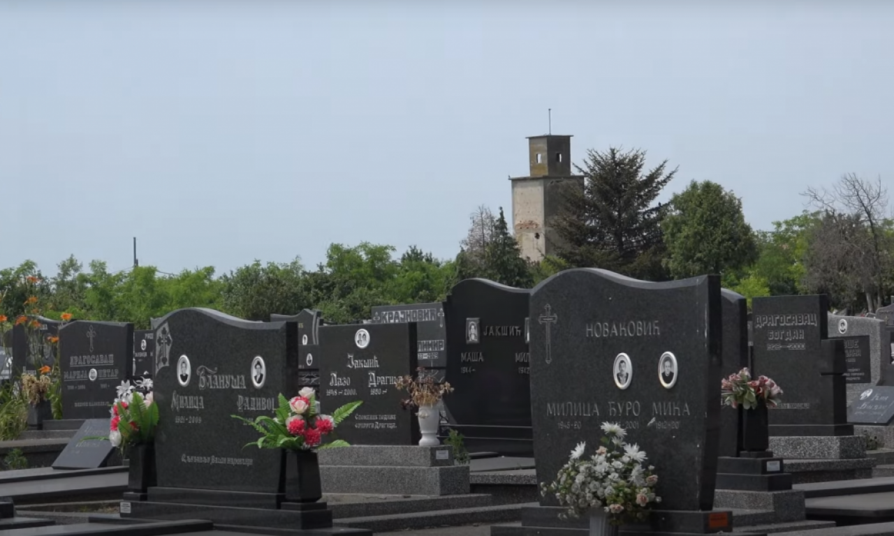 OVO JE ČOVEK KOJI JE ZAPREPASTIO SVE NA GROBLJU Bizaran snimak obišao region, oglasila se policija (VIDEO)
