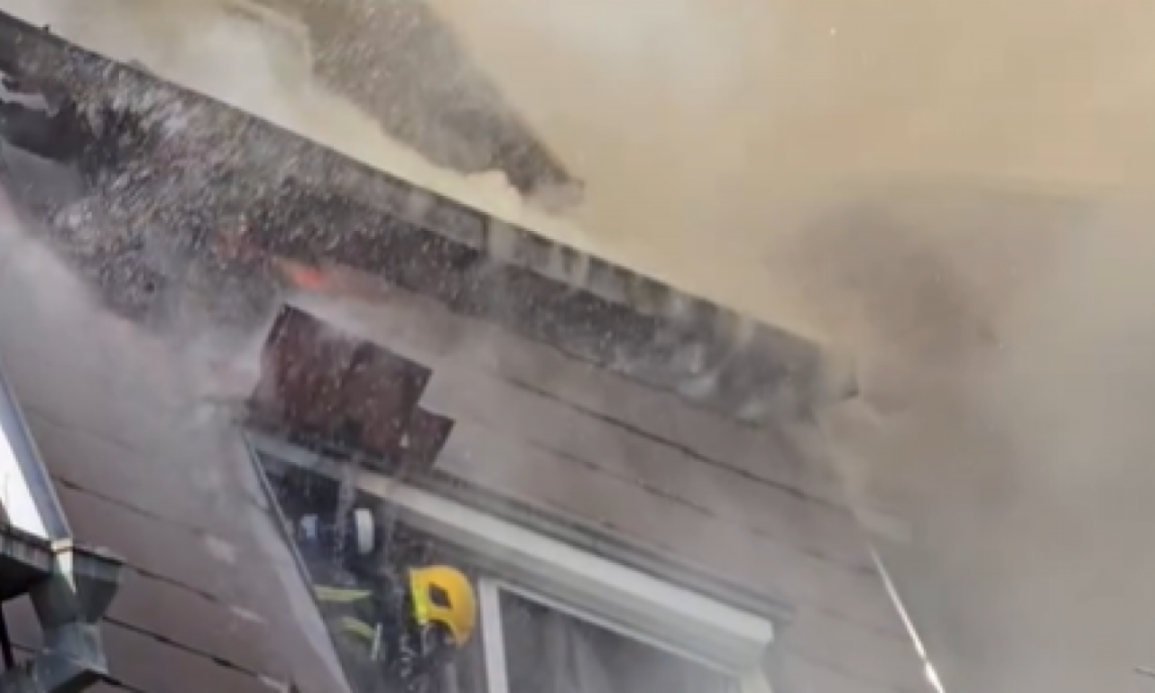 GORI POTKROVLJE ZGRADE U NOVOM SADU: Veliki broj vatrogasaca se bori sa stihijom (VIDEO)