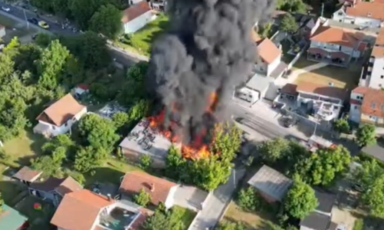 KATASTROFA U KOTEŽU: Crni dim se nadvio nad naseljem, vatrogasci se bore sa vatrom! (VIDEO)
