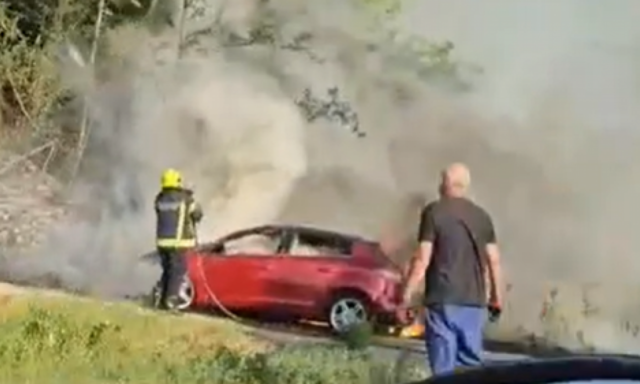 ZAPALIO SE AUTOMOBIL NA MAGISTRALNOM PUTU KOD ČAČKA: Zavijaju sirene, vatrogasci pokušavaju da ugase plamen (VIDEO)