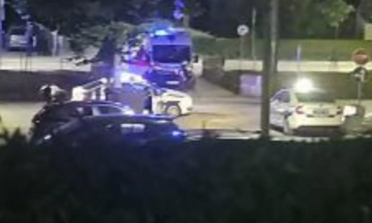 MUŠKARAC PUCAO NA PROSTORIJE SNS U VRNJAČKOJ BANJI: Ispaljeno nekoliko metaka, pucano i na policiju!