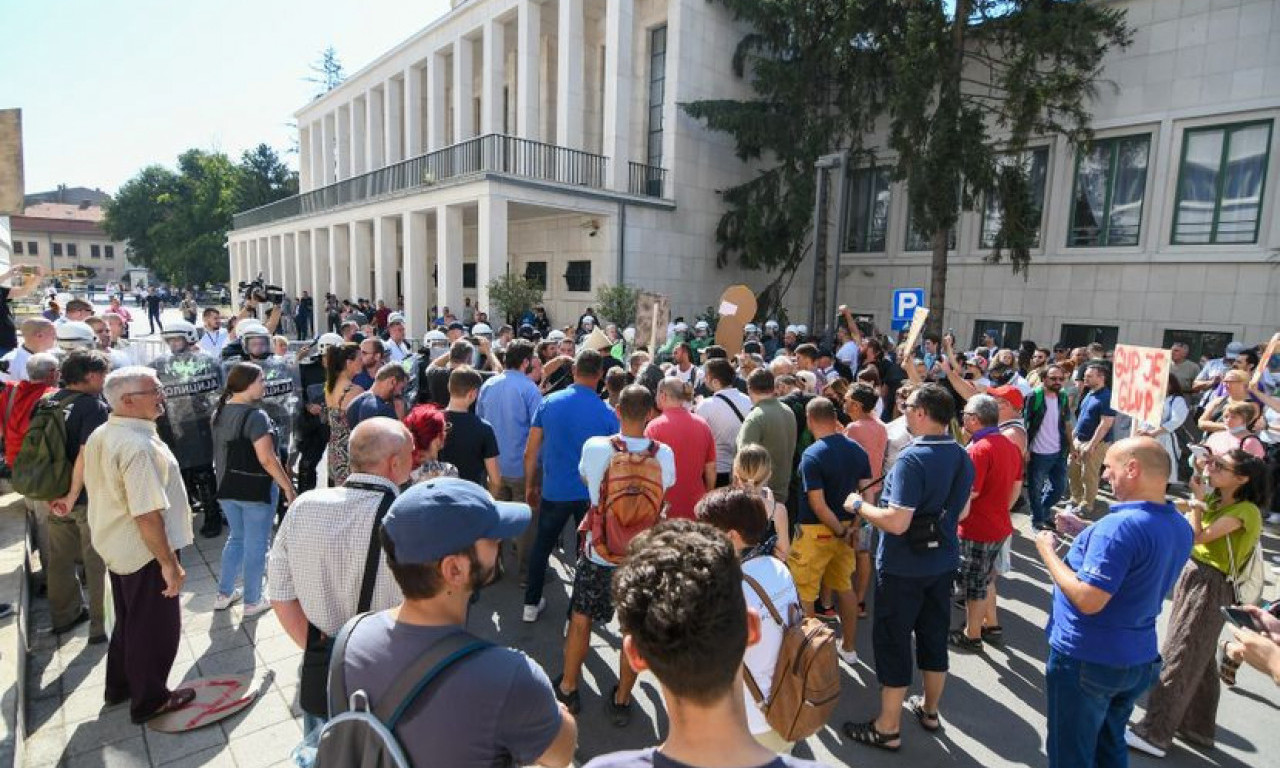 I NOVI SAD DANAS BLOKIRAN Evo šta se dešava ispred Skupštine grada