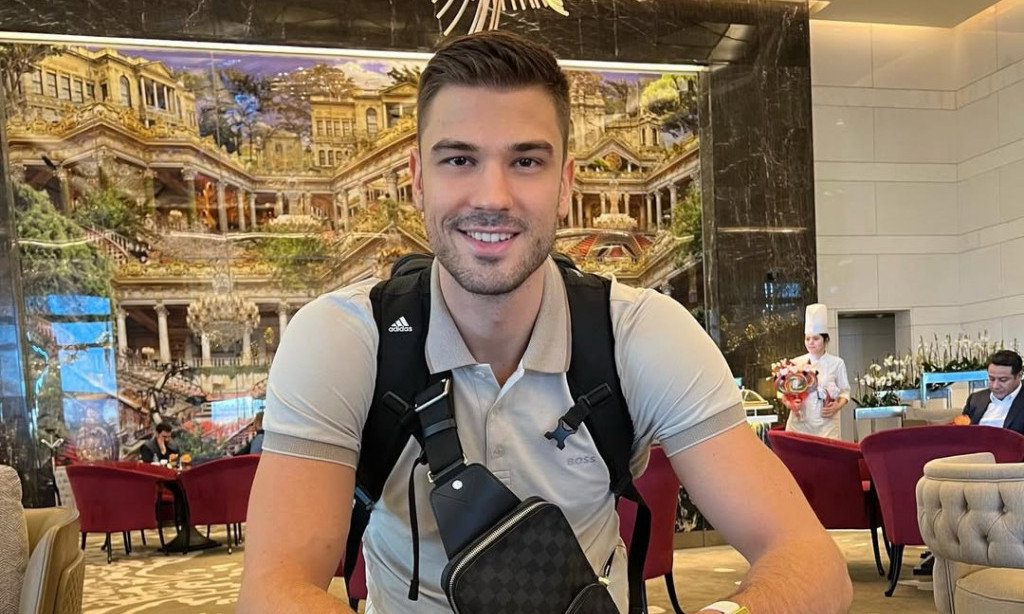 DOK SRBIJA BRUJI O NJEGOVOJ VEZI SA KARLEUŠOM NIKOLA JOVANOVIĆ VIĐEN NA OVOM MESTU Košarkaš ne gubi vreme (FOTO)