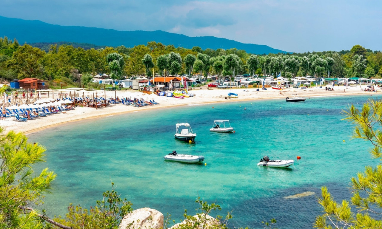 MAJKA JEDVA SPASILA ĆERKU OD VUKA NA PLAŽI Srpska porodica proživela dramu u Grčkoj!