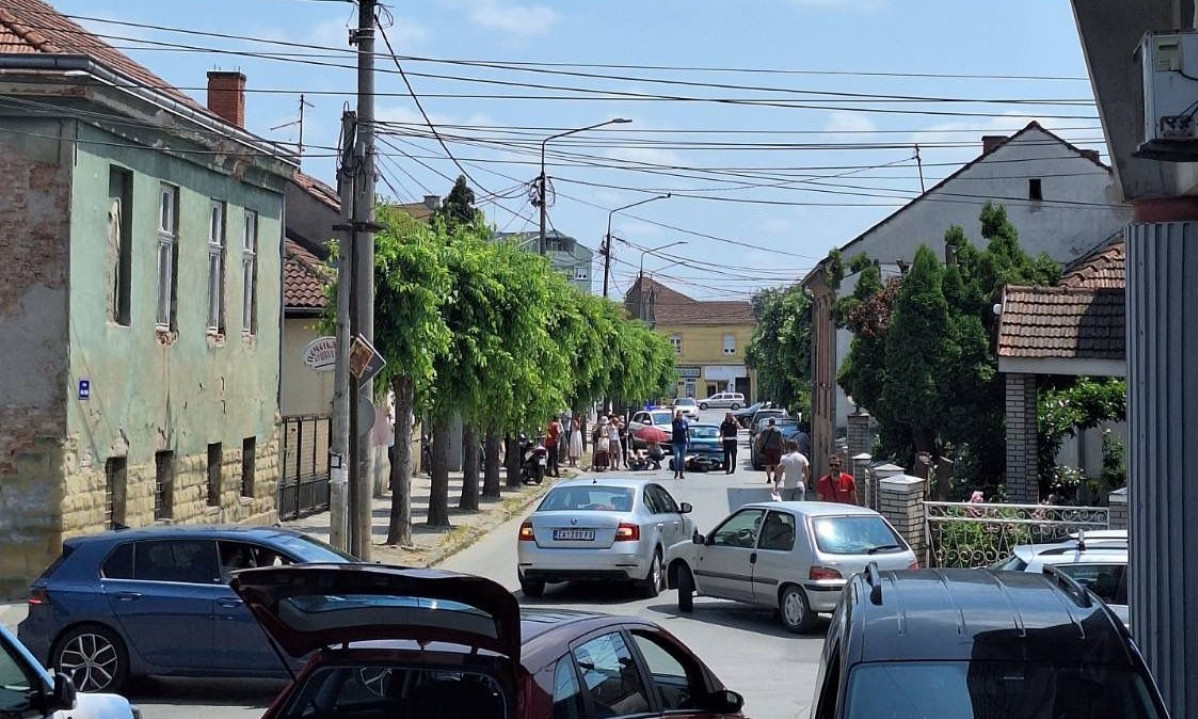 MOTOCIKLISTA NEPOMIČNO LEŽI NA PUTU Žestoka saobraćajka u centru Čačka (VIDEO)