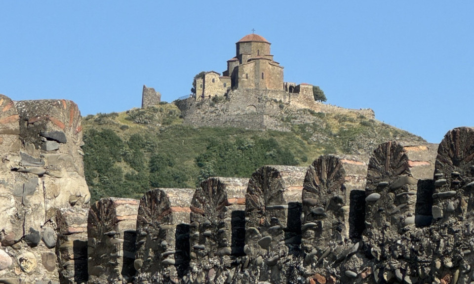 GRUZIJA – RAJ NA ZEMLJI Kolevka vina i pravoslavlja, zemlja bogate istorije, vrhunske hrane i zapanjujućih pejzaža