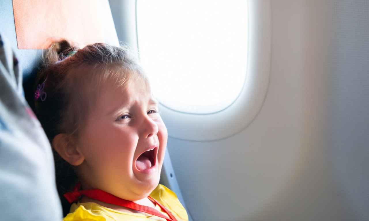 AVION, UPLAKANA BEBA I HLADAN ZNOJ RODITELJA Imamo rešenje kako da umirite dete na letu i na plaži