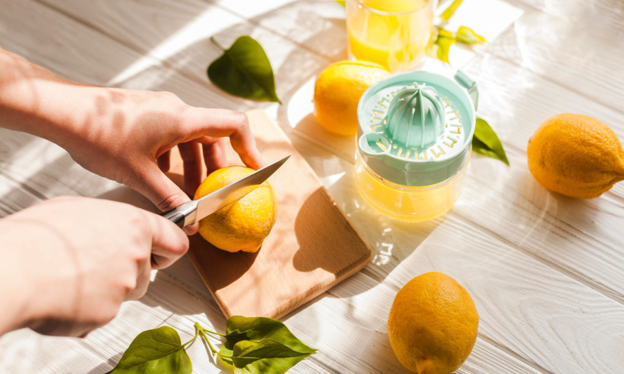 LIMUN ĆE VAM BITI SVEŽ I DO MESEC DANA Evo gde u kuhinji treba da ga čuvate!