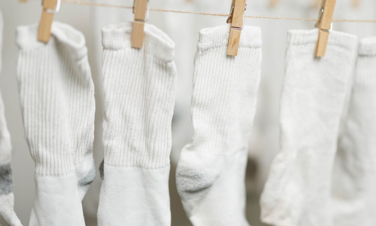 DA ČARAPE BUDU BELJE OD SNEGA Trik koji će im vratiti belinu odmah!