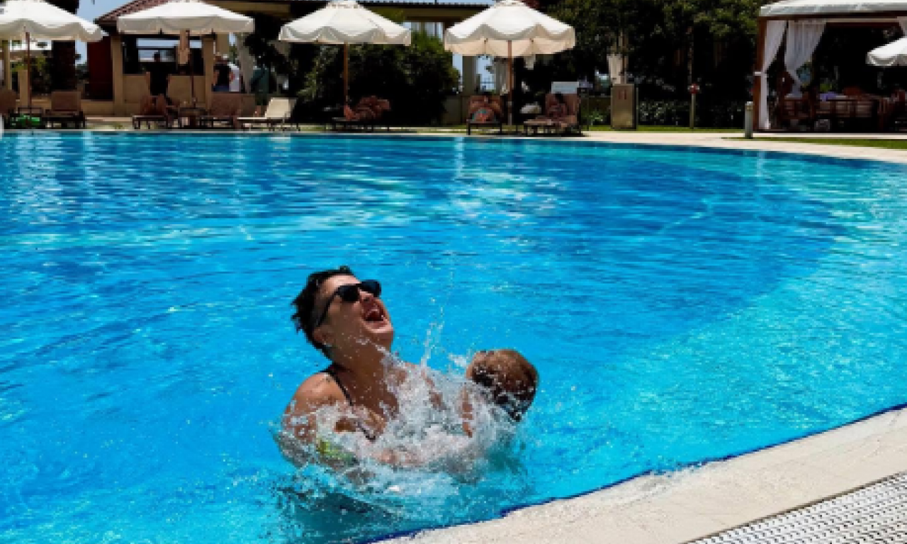 MARIJA ŠERIFOVIĆ UŽIVA NA ODMORU SA SINOM Pevačica podelila nežne trenutke iz bazena, mali Mario ukrao šou! (FOTO)
