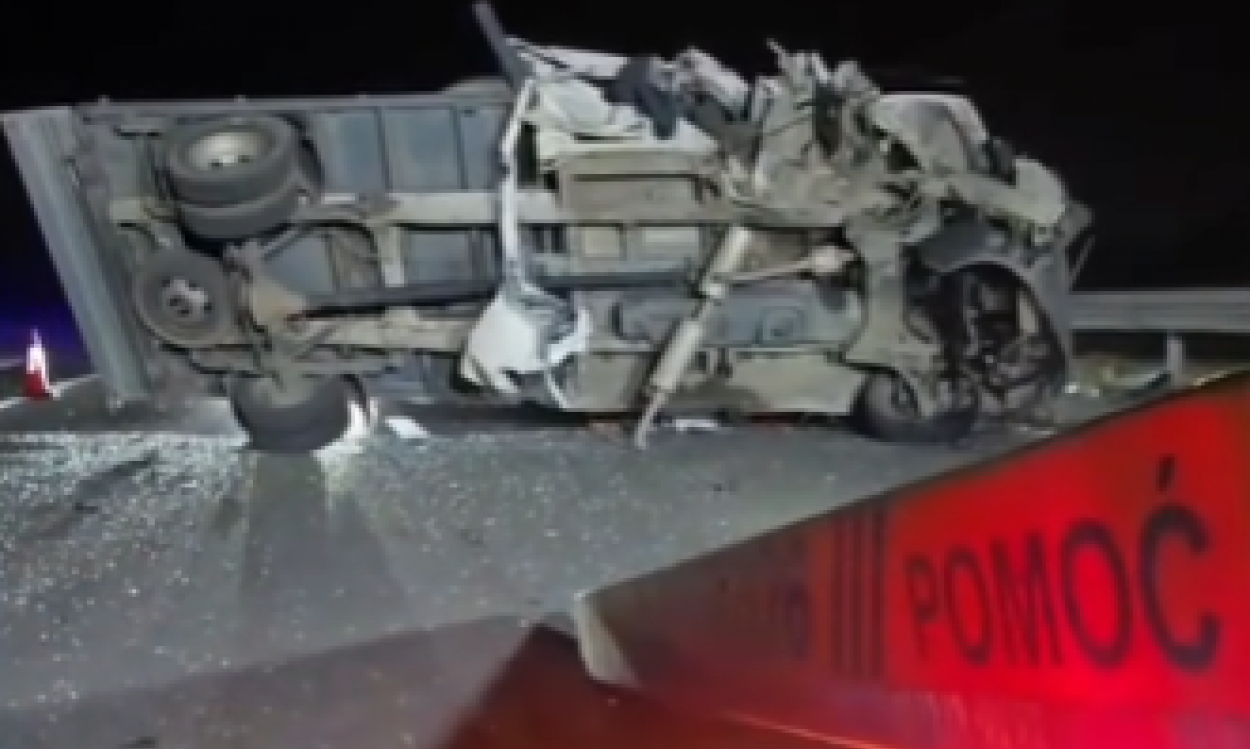 LANČANI SUDAR TRI KAMIONA Užas na auto-putu (VIDEO)