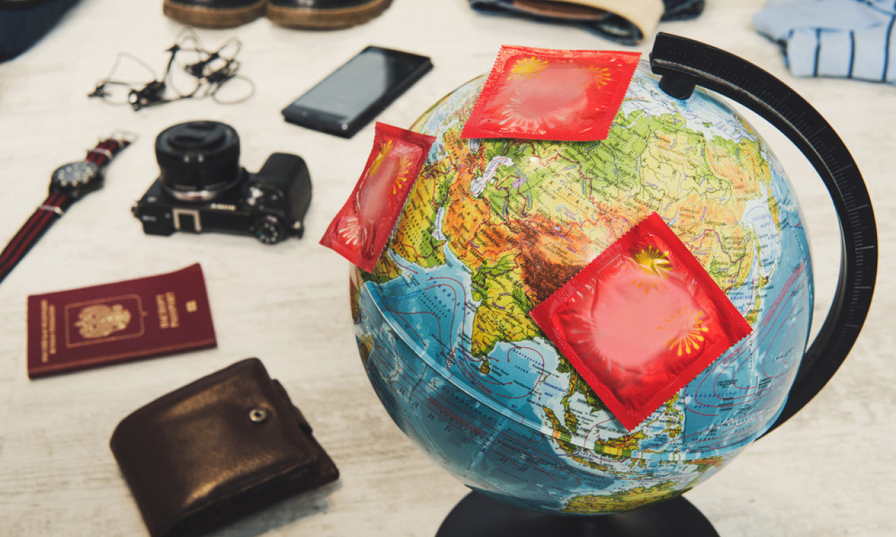 DA LI JE DOZVOLJENO NOSITI KONDOME U AVIONU? Evo i šta treba da znate ako ponesete seskualna pomagala na putovanje