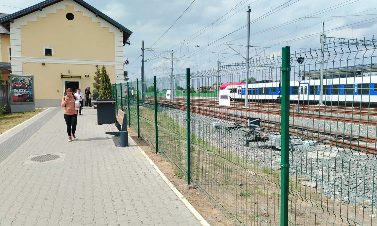 VELIKA PROMENA NA ŽELEZNIČKOJ STANICI PETROVARADIN Ovo je moralo da se uradi da nikom ne bi bio ugrožen život! (FOTO)