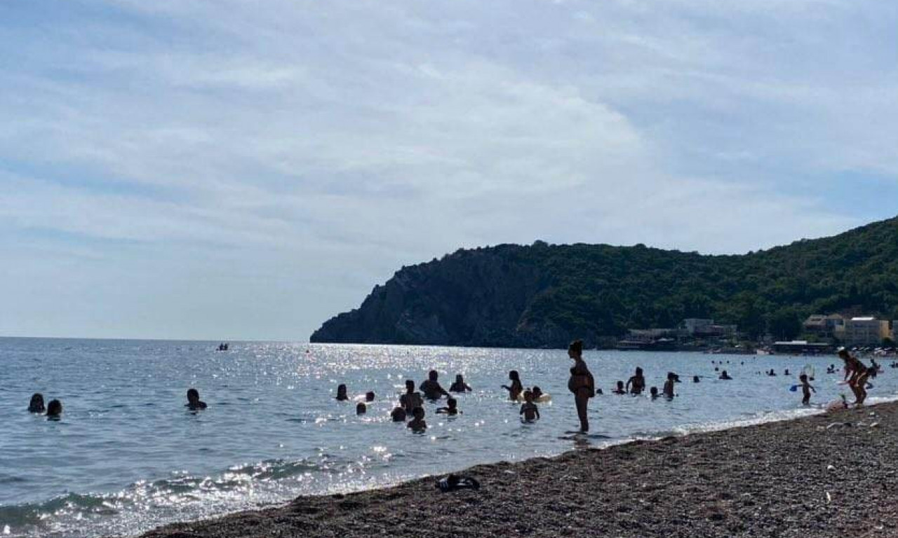 KOLIKO JE PRLJAVO JADRANSKO MORE? Srbi hrle u ovo mesto u Crnoj Gori, a tamo iz vode vade tone smeća!