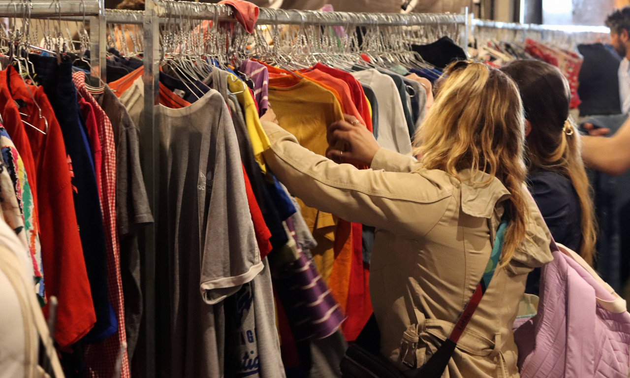 PANTALONE ZA 300 DINARA, JAKNE 500... Prošetali smo second hand radnjama i otkrili za koliko para se možete obući (FOTO)