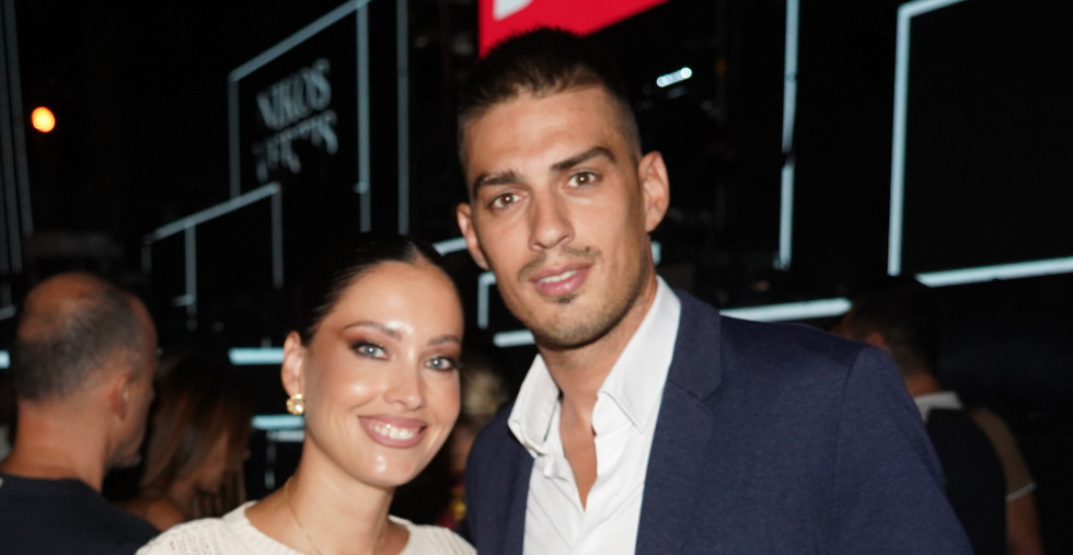 MIRKA VASILJEVIĆ I VUJADIN SAVIĆ NA PRVOM JAVNOM IZLASKU POSLE SKANDALA: Peva se i slavi, glumica blista od sreće!