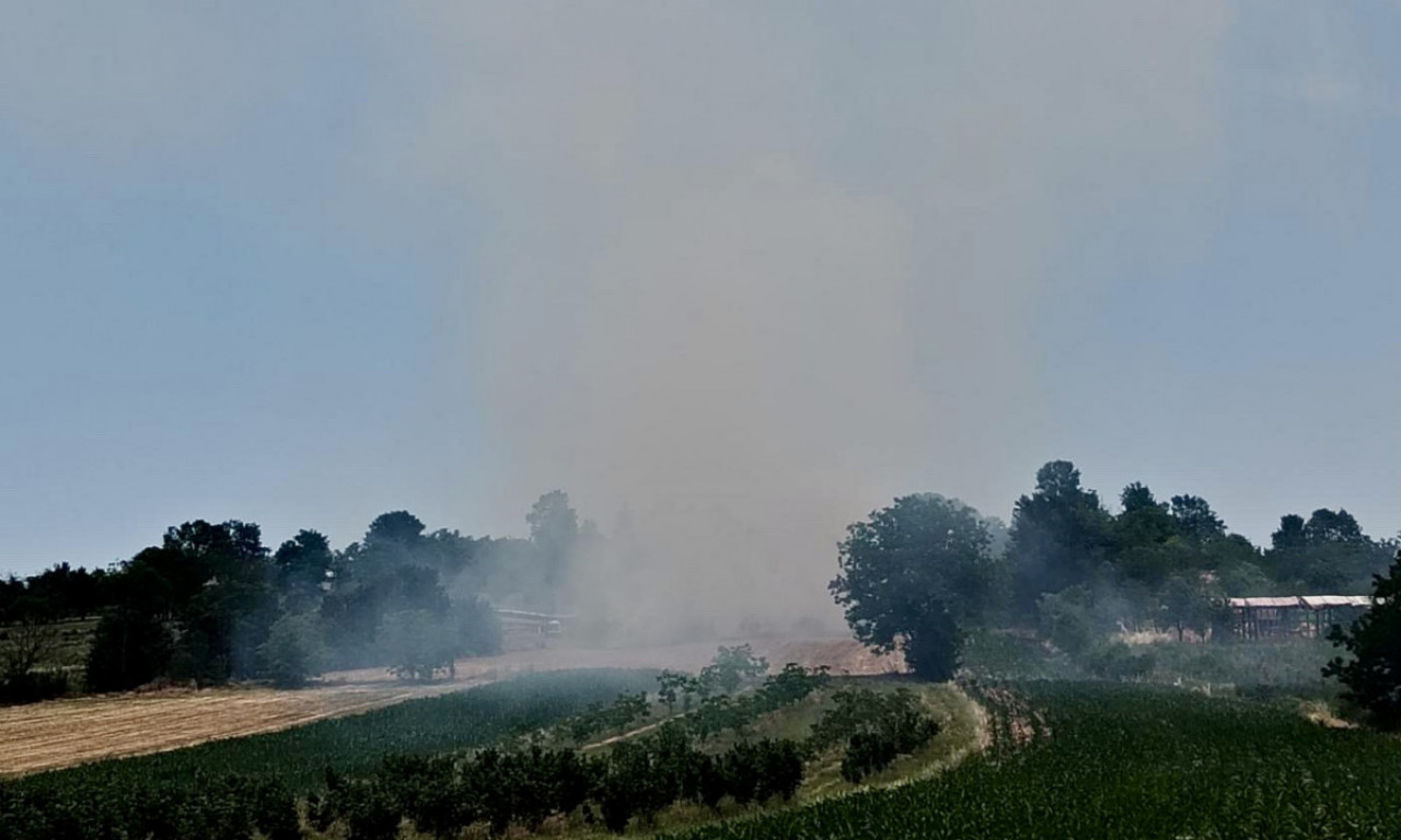 ŠIRI SE OGROMAN OBLAK DIMA, VETAR RASPLAMSAO VATRU Vatrogasci na nogama kod Čačka (FOTO/VIDEO)