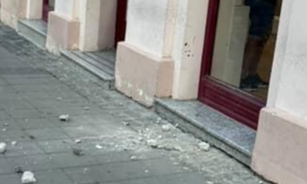 OTPAO DEO FASADE SA ZGRADE U CENTRU SOMBORA: Pao na šetalište! (FOTO)